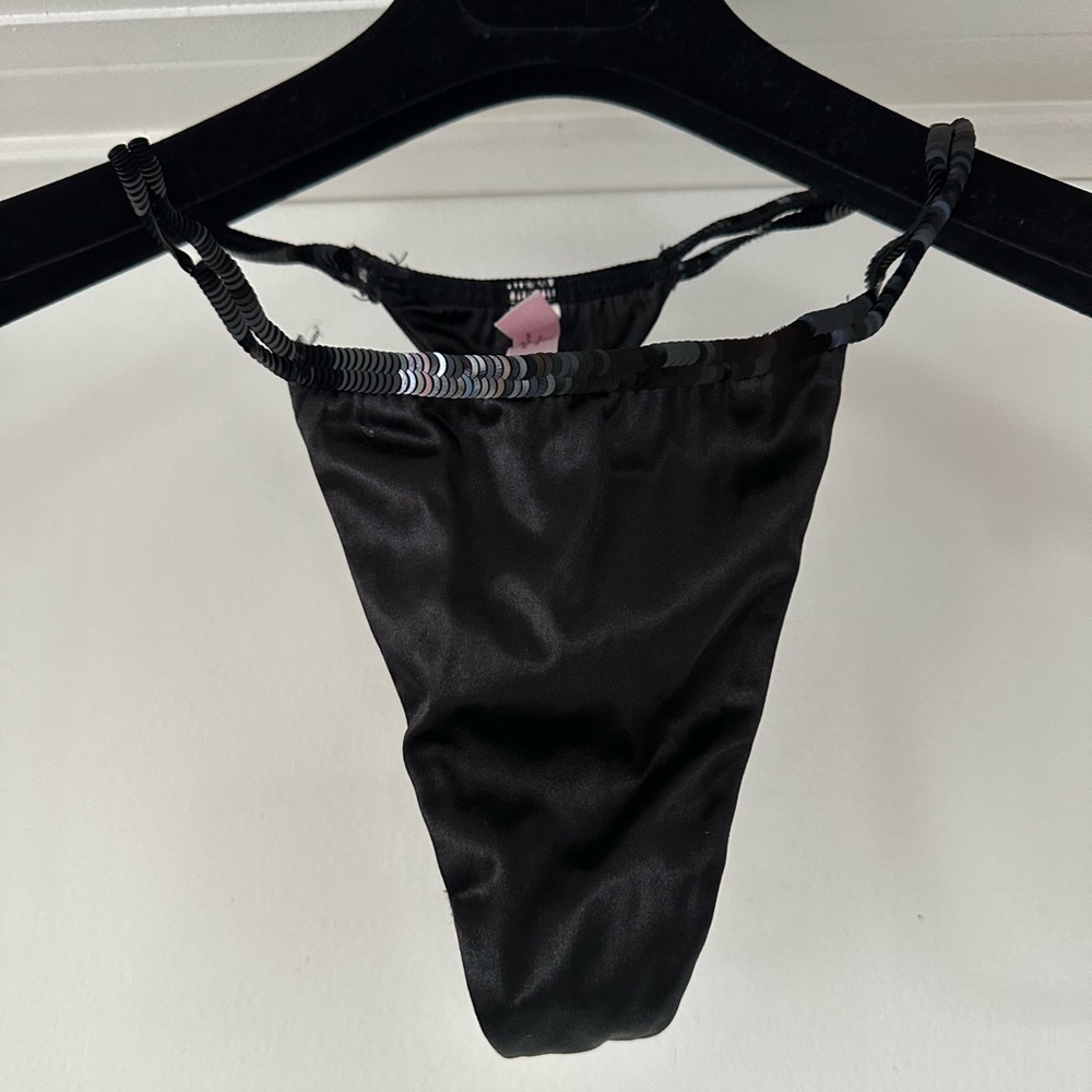 NWOT Victoria’s Secret black thong panties SZ med